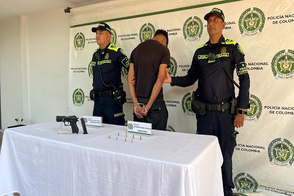 Dos Policías y un hombre capturado por porte ilegal de arma de fuego