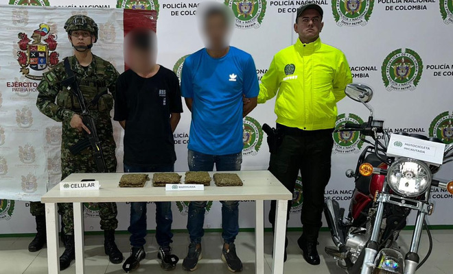 Dos capturados por estupefacientes, custodiados por la Policía Nacional y el Ejercito Nacional.