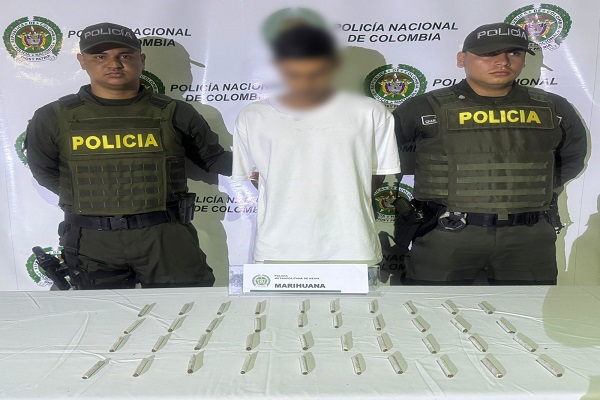 Dos policías y una persona capturada por el delito de trafico de estupefacientes