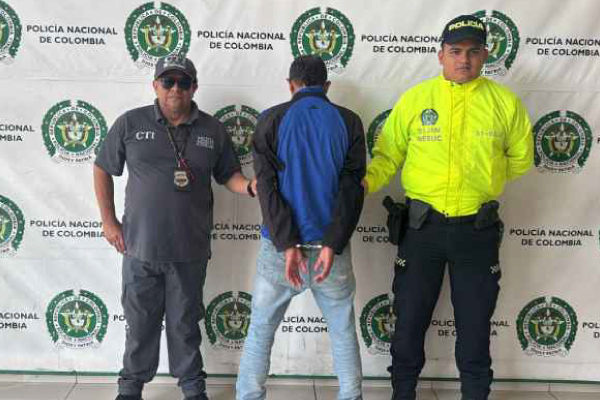 Hombre capturado en medio de funcionario del CTI y un policía
