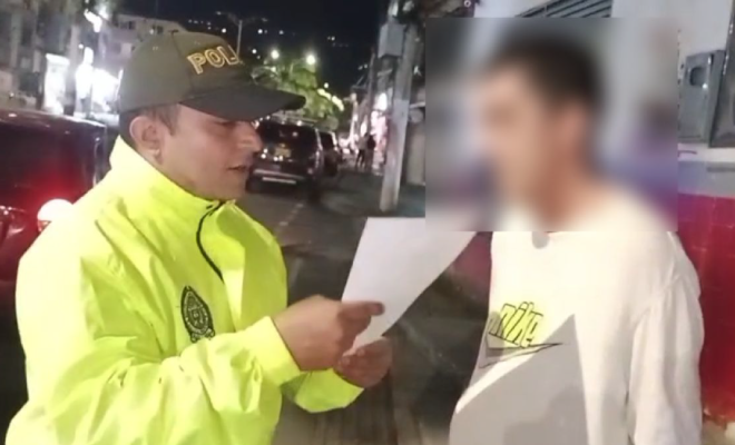 Policía de la SIJIN lee derechos al hombre capturado