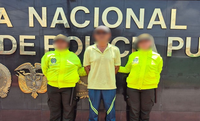 Dos polic&iacute;as junto al capturado por amenazas