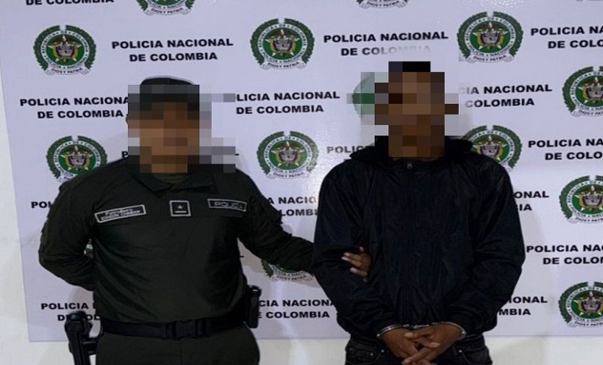Policía sostiene de la mano a la persona responsable de intento de feminicidio