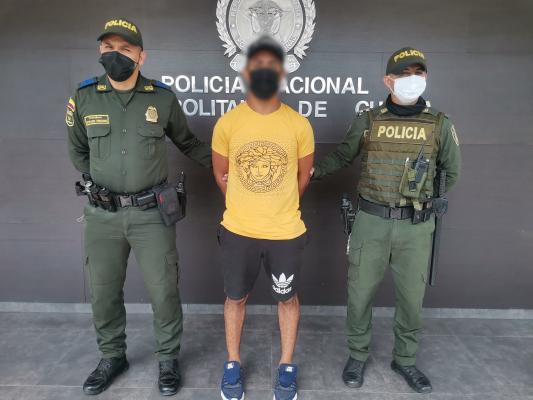  una persona capturada-policías custodiando