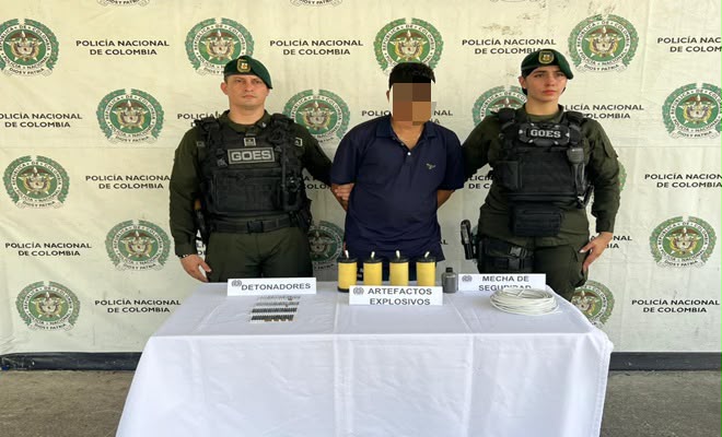 Una persona de sexo masculino capturada por el delito de fabricación, tráfico y porte de armas, municiones de uso restringido, de uso privativo de las Fuerzas Armadas y explosivos, en compañía de dos uniformados de la Policía Nacional brindando seguridad