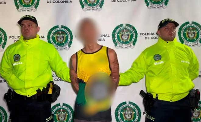Hombre capturado en medio de dos Policías