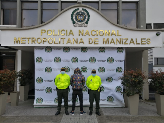 1 persona capturada-policías custodiando 