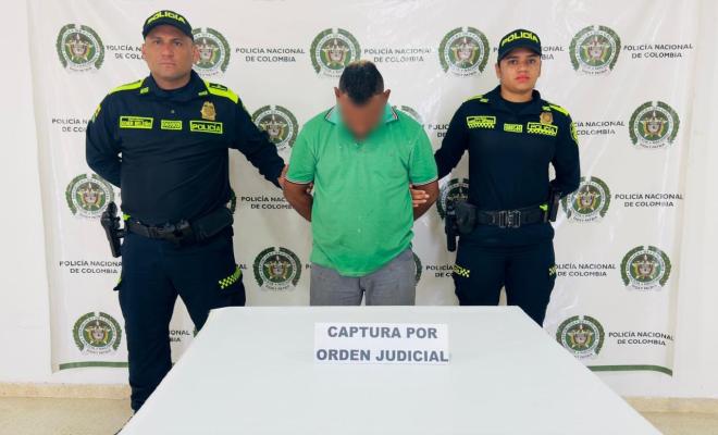 Dos polic&iacute;as con un capturado 