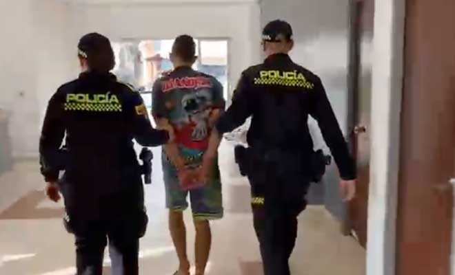 Hombre capturado en medio de dos Polic&iacute;as