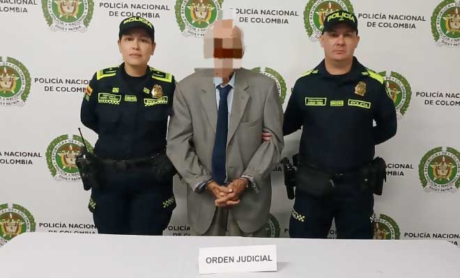 Hombre capturado en medio de dos Policías