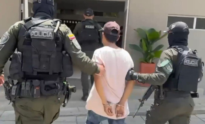 Hombre capturado en medio de dos Policías