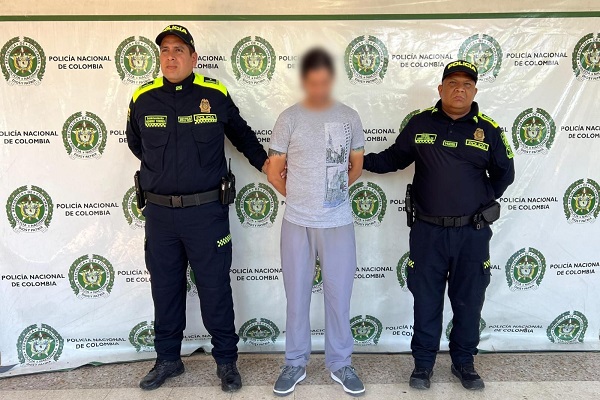 Dos Policías y una persona capturada por el delito de violencia intrafamiliar agravada