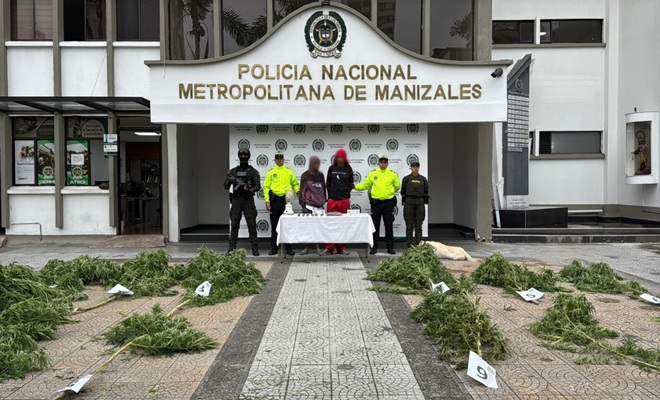 cuatro policias y dos capturados por estupefacientes