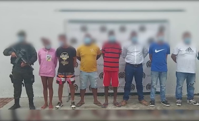 7 personas capturadas-policías custodiando