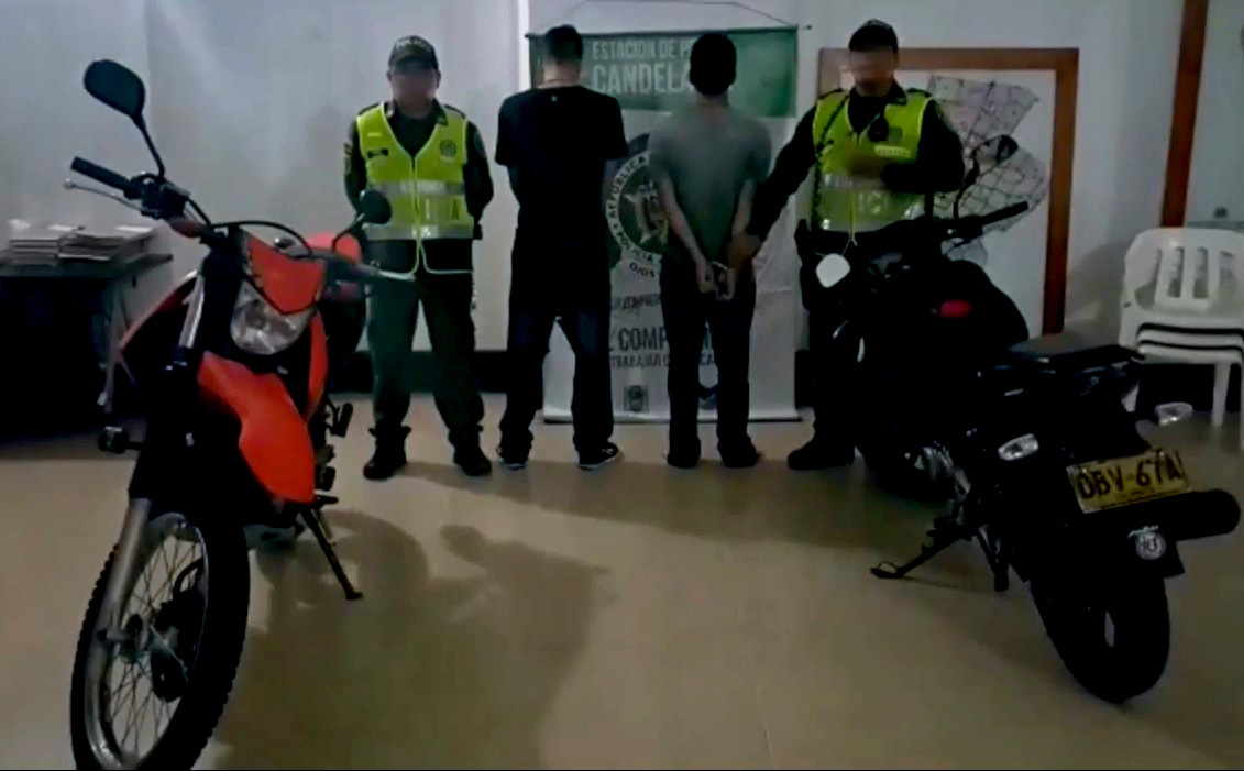 Policías custodian a dos hombres con 2 motocicletas, una había sido hurtada