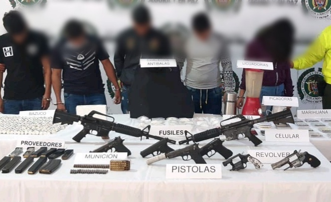 En tres diligencias de allanamiento, fueron capturadas 05 personas e incautadas varias armas de fuego y estupefacientes con la operación Ades.