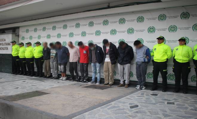 Personas capturadas-policías custodiando