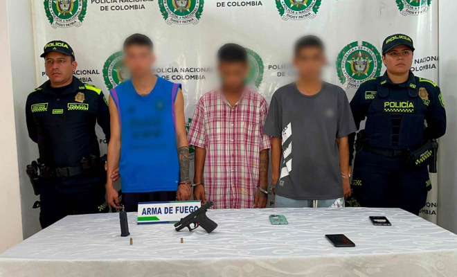 La reacción oportuna de las patrullas de vigilancia permitió la captura en flagrancia de tres personas y la incautación de un arma de fuego.