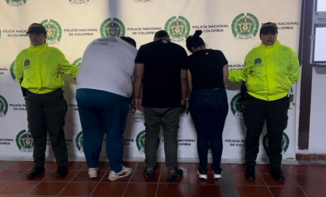 Personas capturadas en medio de dos Policías