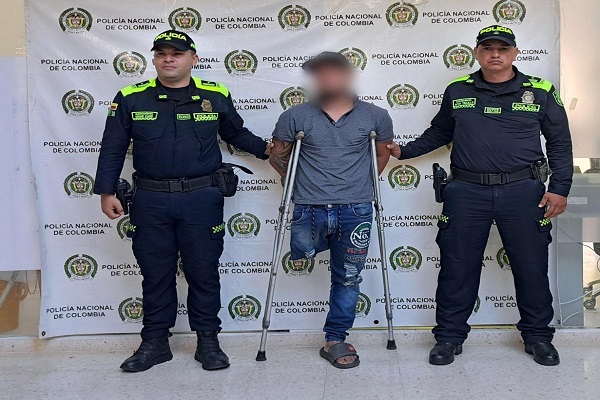 Dos Policías y una persona capturada por agredir a adulto mayor 