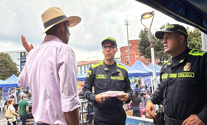 policias_y_ciudadano_se_comunican 
