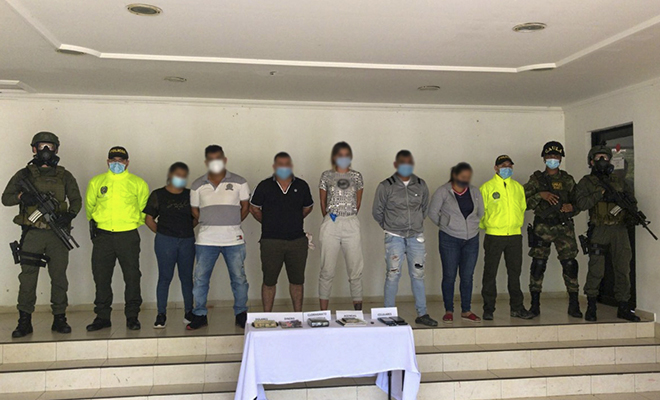 8 personas capturadas-policías custodiando