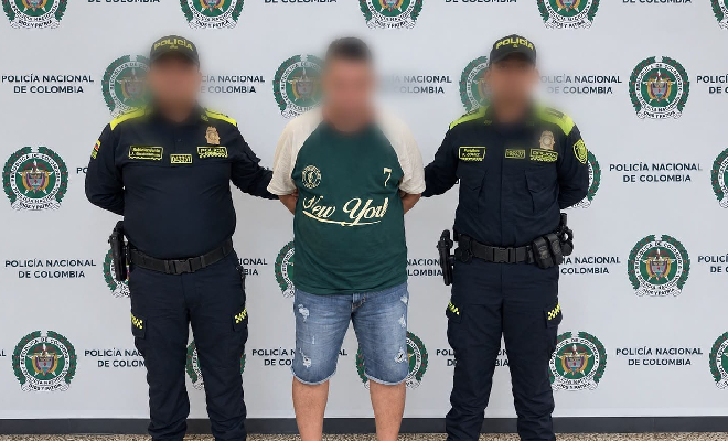 Persona capturada es presentada por uniformados de policía.