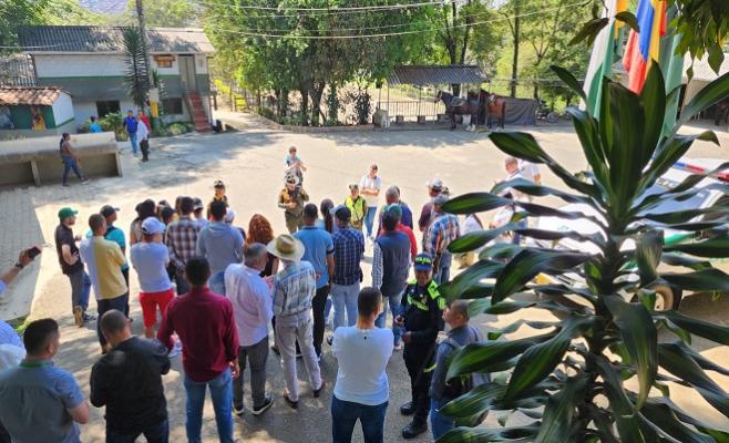 policías con actividades de la comunidad 