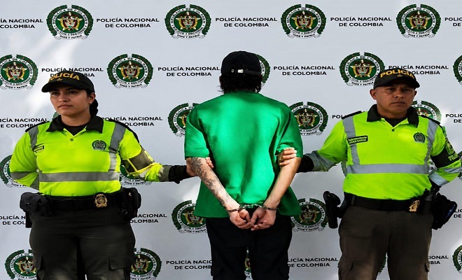 Capturado es custodiado por policías en Backing institucional