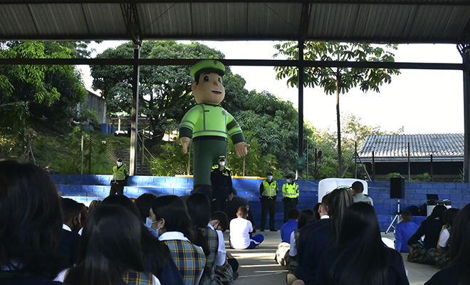 Subcomandante de la Policía Metropolitana entrega mensajes a estudiantes  