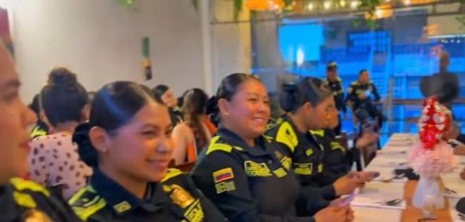 Funcionarios de la Policía Nacional participan en una actividad conmemorativa organizada en honor al Día de la Madre 