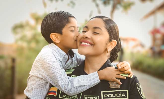 Madre Polic&iacute;a con su hijo