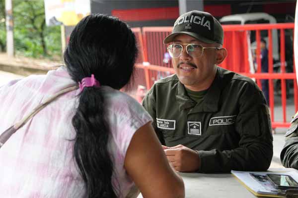 Policías realizando primera jornada de conciliación y oferta institucional