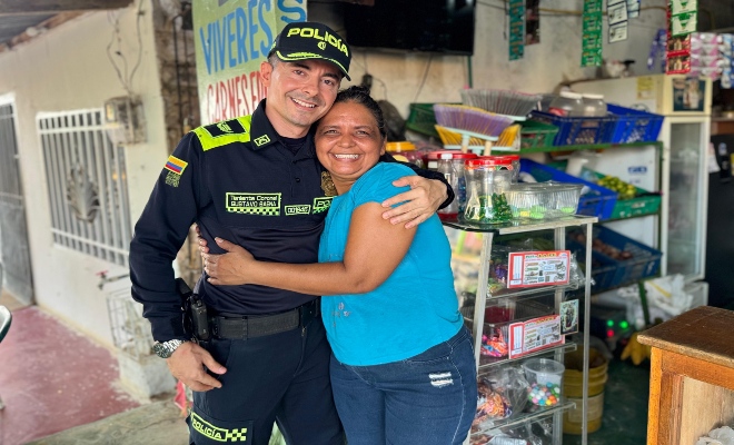 comandante del Tercer Distrito de Polic&iacute;a Magangu&eacute; cercan&iacute;a con la comunidad