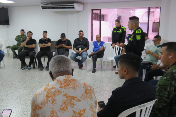 Policías brindando Charlas de prevención contra la extorsión