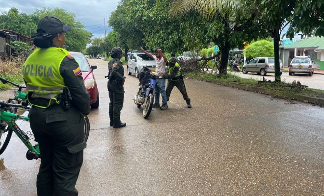 policias en bicicletas por las avenidas pricipales 