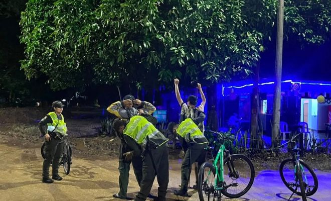 policías en bicicletas realizan registro a personas en los barrios 