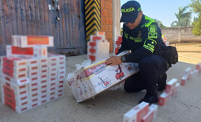 Policía revisando cigarrillos incautados