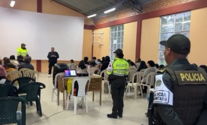 Policía Nacional fomenta la convivencia en la vereda dolores con "cine al barrio"