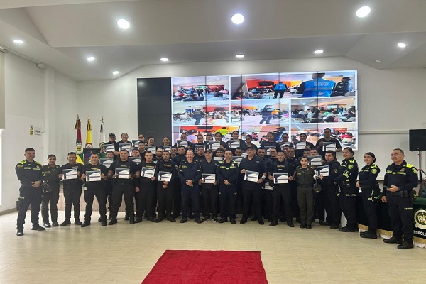 50 ciudadanos presentando sus certificados ya que aprobaron su proceso de formación