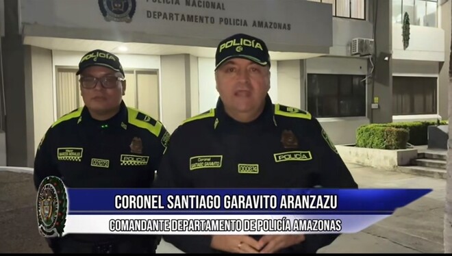 El coronel Santiago Garavito Aranzazu, comandante del departamento de Policía Amazonas, acompañado de otro oficial frente a las instalaciones de la entidad