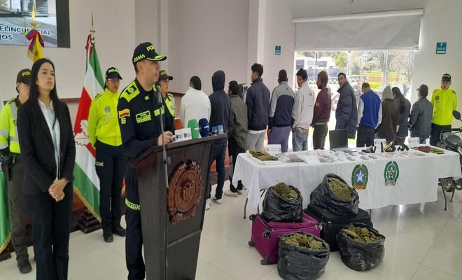 En una operación conjunta entre la Policía y la Fiscalía fueron capturadas 13 personas y se incautaron drogas, dinero en efectivo, armas traumáticas y otros elementos relacionados con la actividad ilícita.