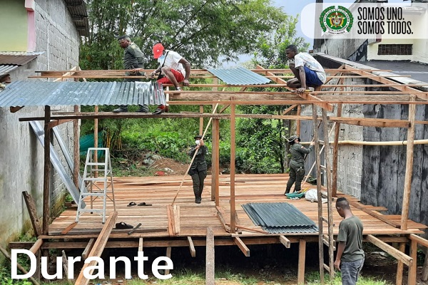 Como-regalo-de-navidad,-Policía-y-comunidad-construimos-vivienda-a-una-familia-vulnerable-de-Quibdó.
