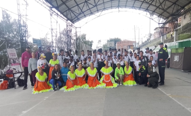 comunidad en actividad de prevención con Policía 