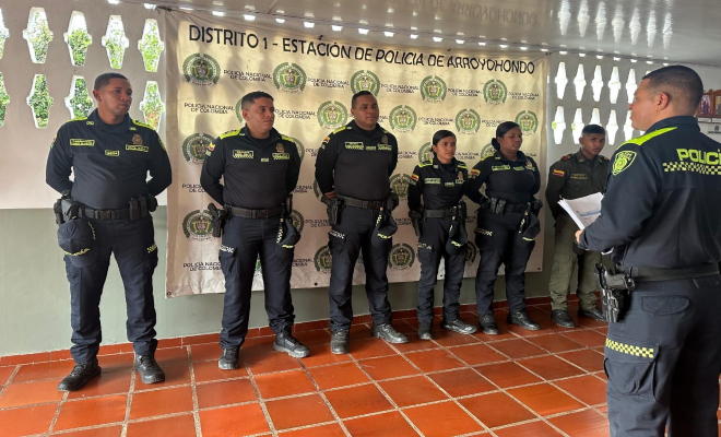 uniformados en formación recibiendo consignas dadas por el señor comisario