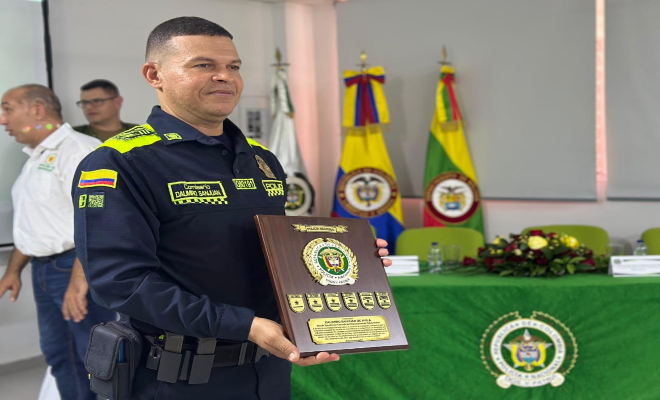 policía orgulloso de el camino que escogió para su vida