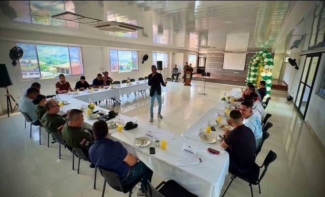 Cantante brinda concierto a evento de la Policía celebrando el día del periodista en presencia de varios asistentes 