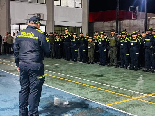 En la imagen se observa al personal uniformado reunido durante la transmisión de consignas y lineamientos operacionales, con el propósito de fortalecer el servicio de policía y la seguridad en el territorio 