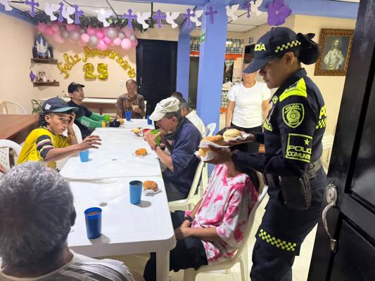 Policia comunitaria realizan un desayuno comunitario  