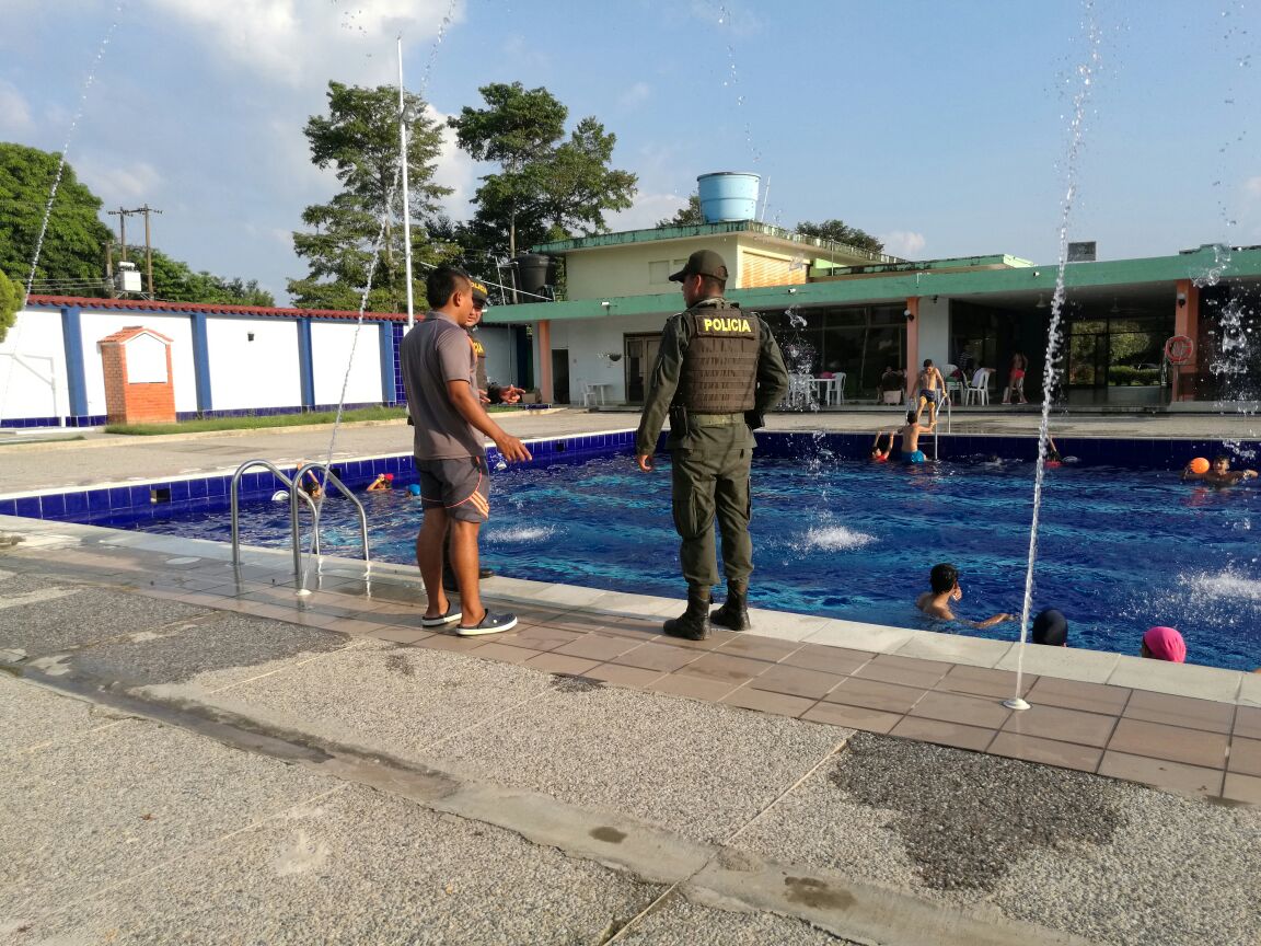 policia-realiza-control-a-piscinas